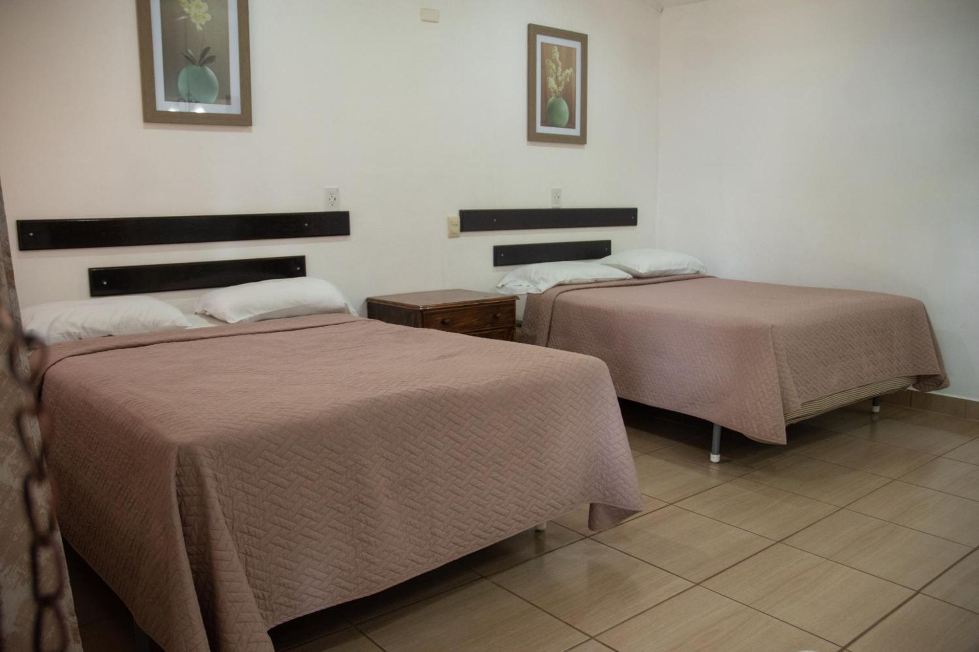 Hotel La Colonia Retalhuleu Extérieur photo
